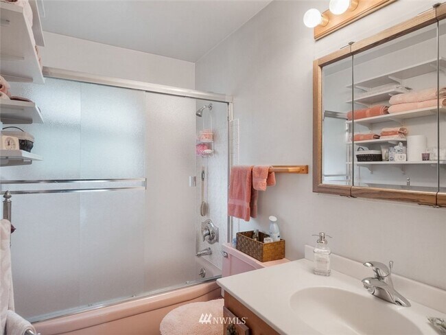 Building Photo - Charming 3-Bedroom Home with Fresh Updates