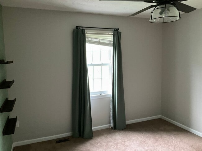 Building Photo - Large 3 Bedroom 2.5 bath townhome with additional finished room.