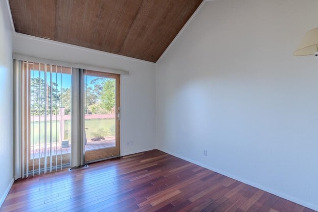 Building Photo - 1448 Sunshine Valley Rd