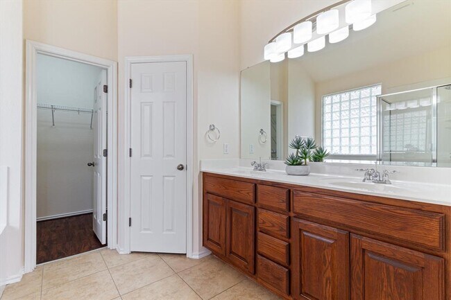Building Photo - 10 White Magnolia Cir