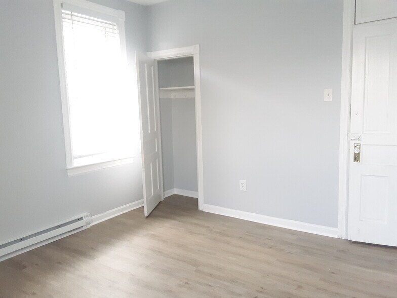 living room - 1829 W Tioga St