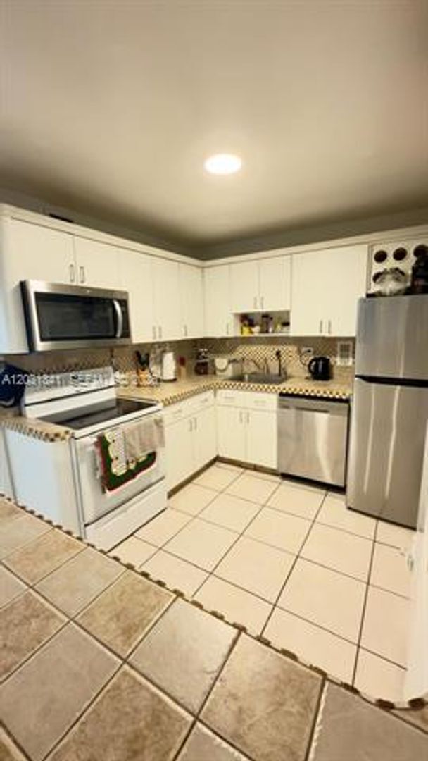 Building Photo - 5555 Collins Ave