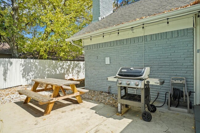 Building Photo - 742 Austrian Rd