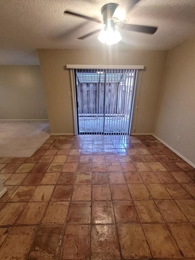 Building Photo - 2 bed 2 bath townhome with 1 car garage