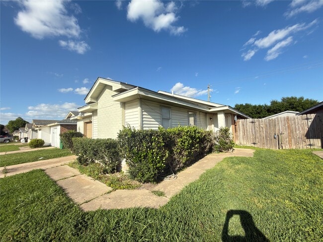 Building Photo - 15743 Ridgegate Rd