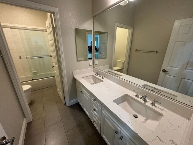 Building Photo - Spacious 4-Bedroom Home with Downstairs Bed/Bath & Full Community Access in Valencia!