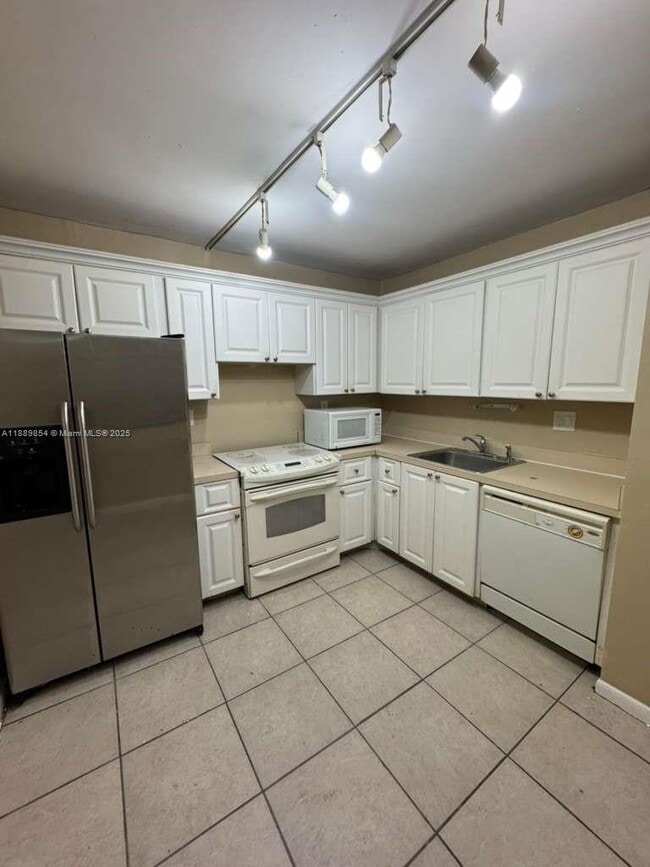 Building Photo - 711 N Pine Island Rd