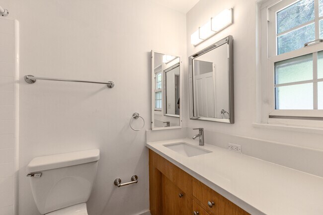 Building Photo - 1290 Clubhouse Dr