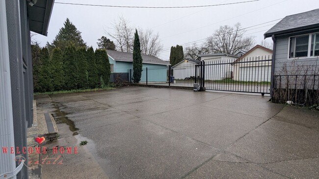 Building Photo - 4520 S Thompson Ave