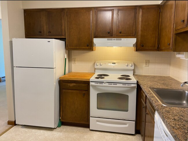 Building Photo - 425 St Lawrence Ave