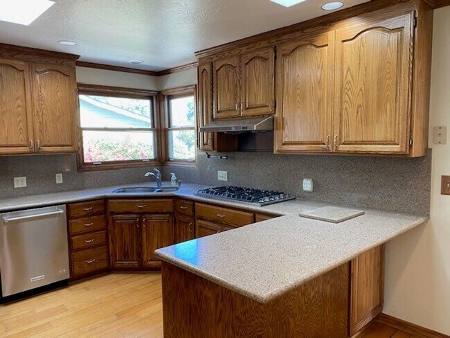 Building Photo - Charming home in great location