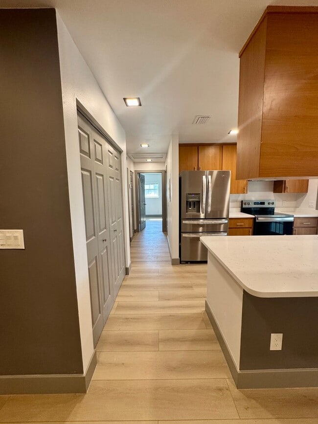 Building Photo - 2bd 2bath newly remodeled townhouse - Avai...