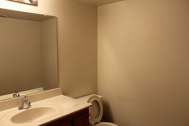 Building Photo - One Bedroom for Rent Southwest Bakersfield Gated Community