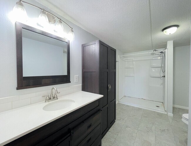 Building Photo - 3 bedroom home located in South Hutchinson