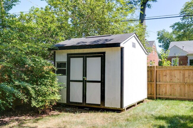 Building Photo - 5000 Bromley Ln