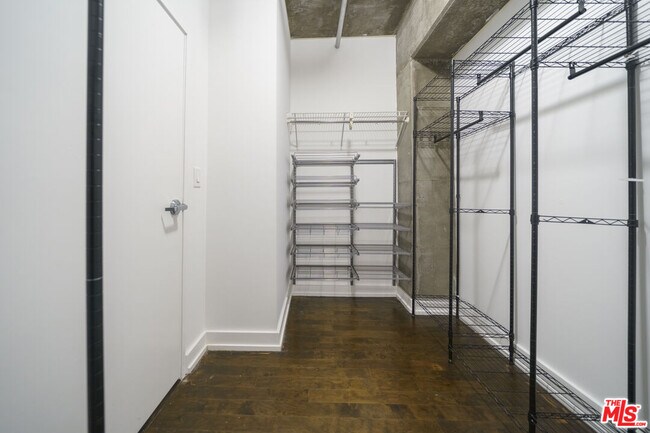 Building Photo - 645 W 9th St