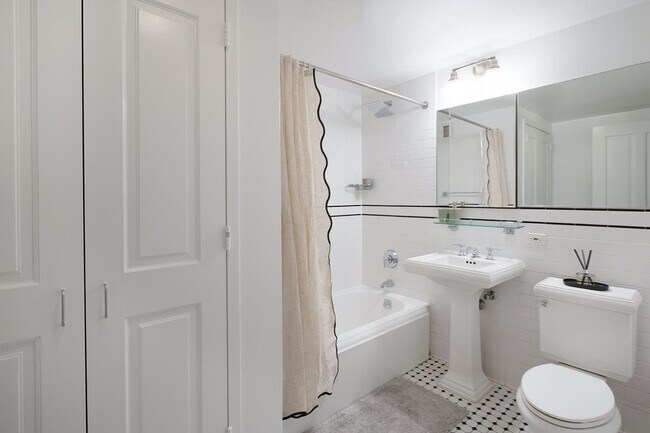 Building Photo - 350 W 43rd St