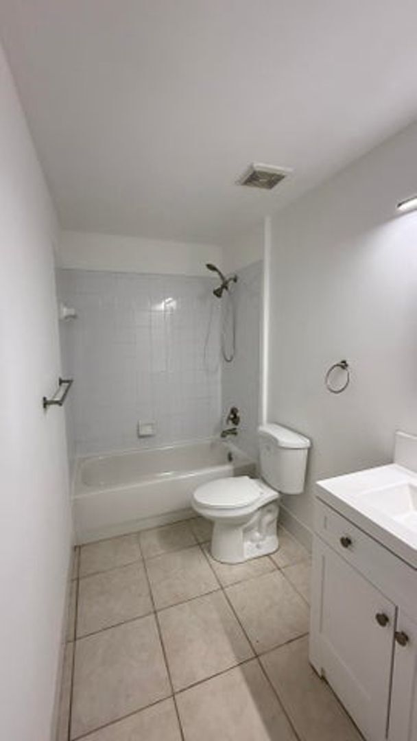 Building Photo - 2080 Greenview Shores Blvd