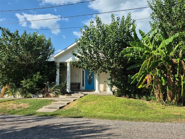 Building Photo - 402 1/2 Avenue A