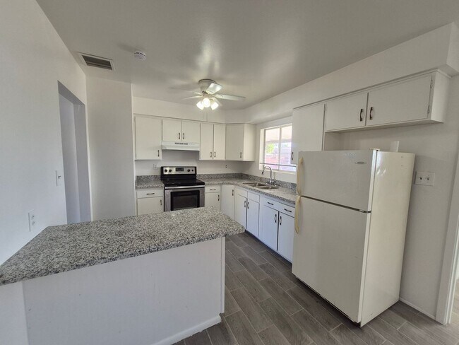 Building Photo - Large 4 Bed 2 Bath House