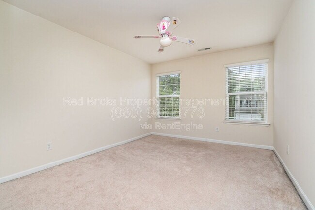 Building Photo - 493 Twelve Oaks Ln