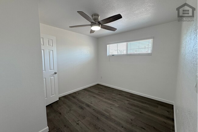 Building Photo - 1320 N 48th Pl