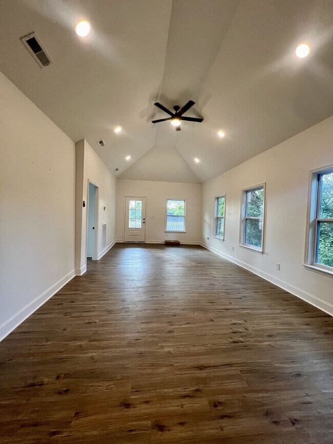 Building Photo - Charming 3-Bed, 2-Bath Gem on Arlington Ave