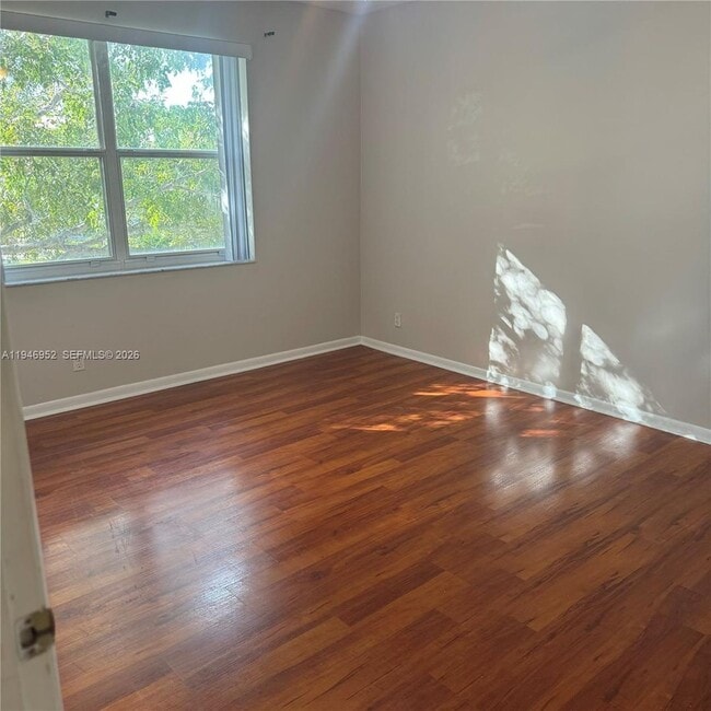 Building Photo - 549 Racquet Club Rd