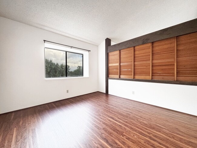 Building Photo - Recently Refreshed Kaneohe Townhouse