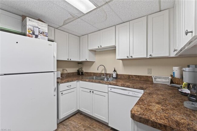 Building Photo - 3288 Page Ave