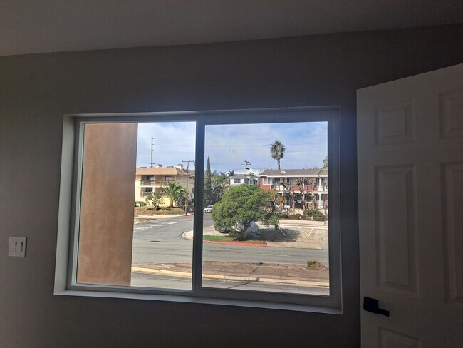 Building Photo - upstairs studio lots of natural lite