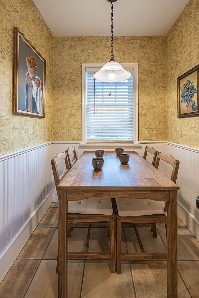 Building Photo - Quaint 4 bedroom Erie Home with Central Air & Garage Parking