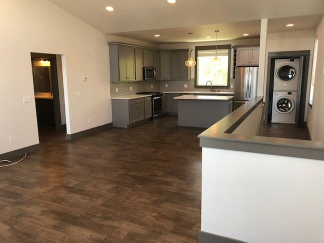 Building Photo - Beautiful Four Corners Condo