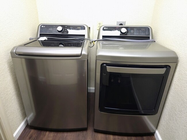 Building Photo - HOUSE - VILLAGE OF OAK CREEK