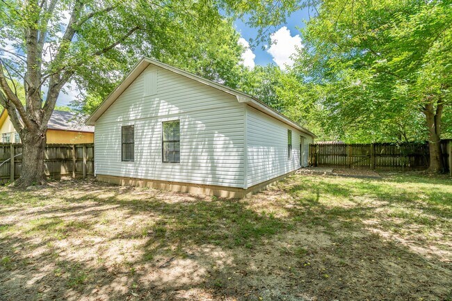 Building Photo - 559 S Ray Ave