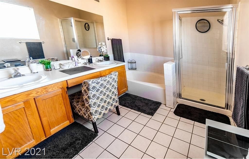 Master bathroom - 4060 N Elkridge Dr
