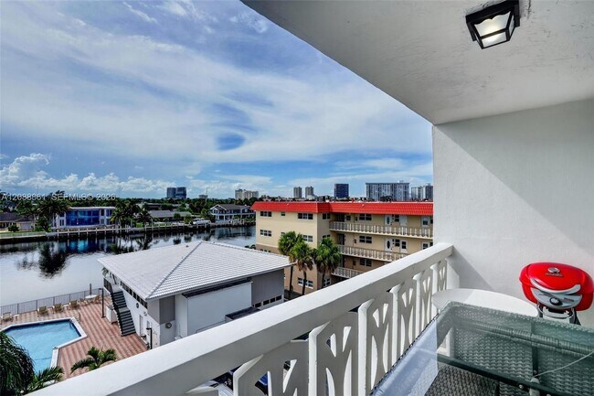 Building Photo - 3113 S Ocean Dr