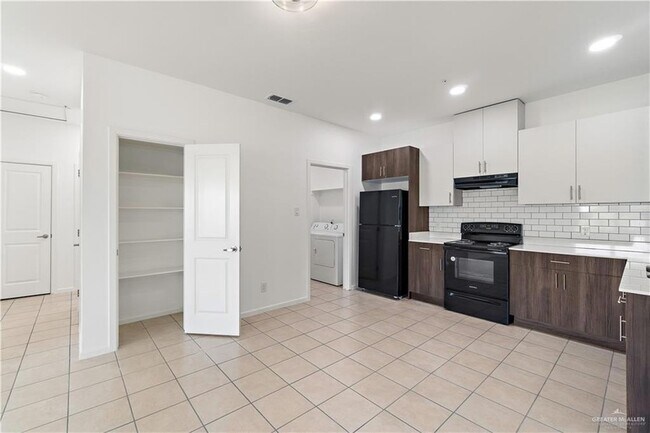 Building Photo - 418 N 3rd St