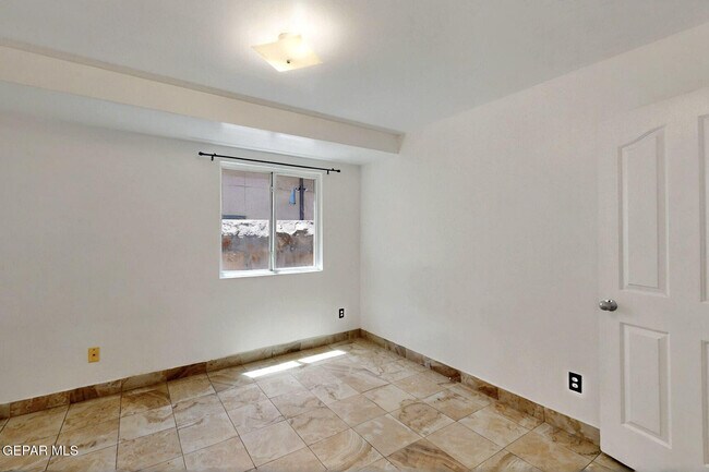 Building Photo - 540 S Yarbrough Dr