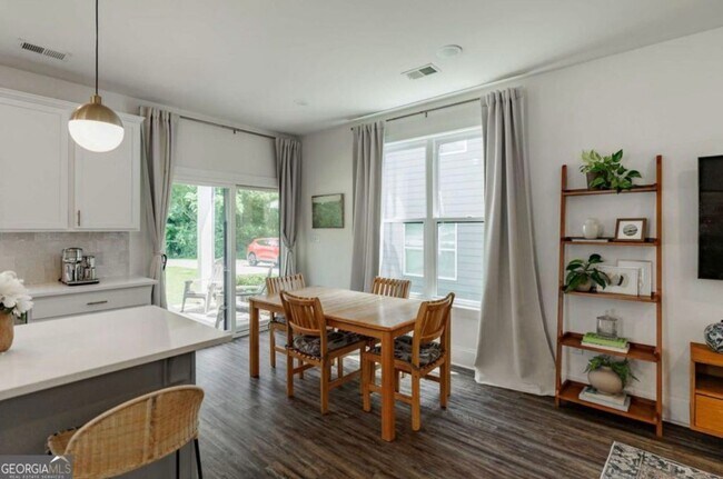 Building Photo - Modern Three Bedroom North Athens