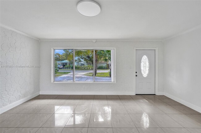 Building Photo - 924 N 30th Rd