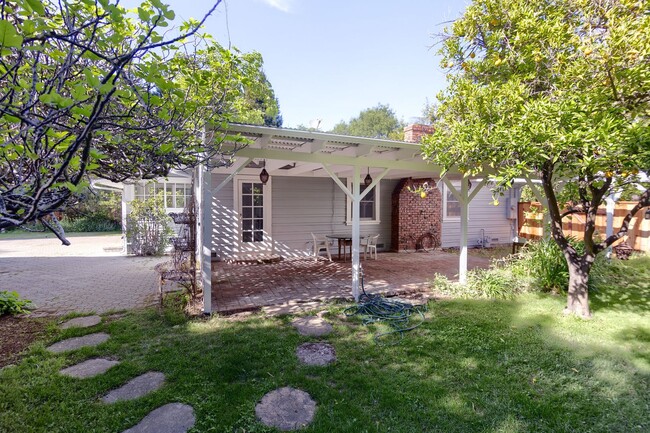 Building Photo - Private Downtown Los Altos Home