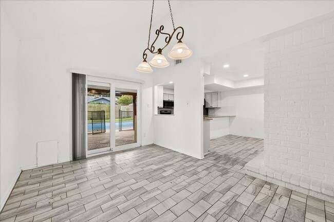 Building Photo - 5025 Romford Dr
