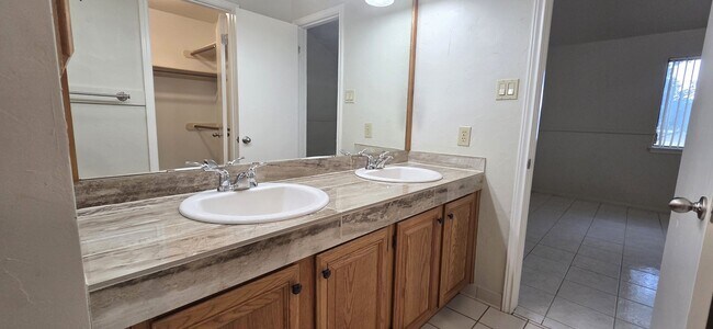 Building Photo - Towne Lake - Amazing Lake Views!