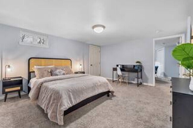 Building Photo - Elm Street Duplex