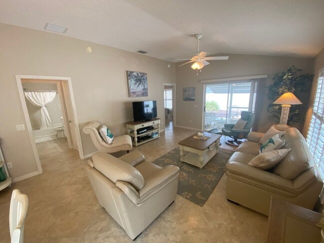 Building Photo - Beautiful Fully Furnished, SEASONAL RENTAL, Courtyard Villa In the Cottages at Summerchase