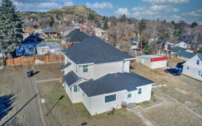 Building Photo - 721 Hillside St
