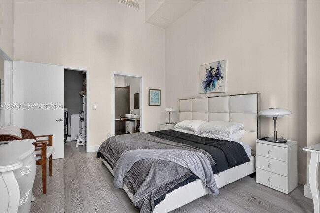 Building Photo - 485 Brickell Ave