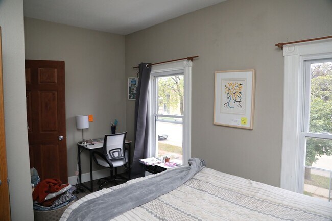 Building Photo - 3 Bedroom with Laundry and Off Street Park...