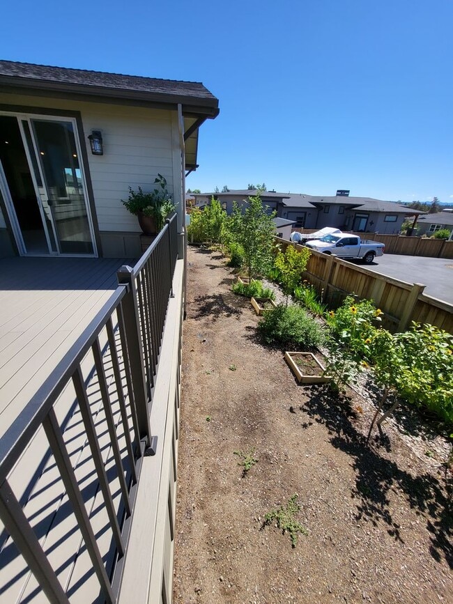 Building Photo - 4581 SW Zenith Point Ct